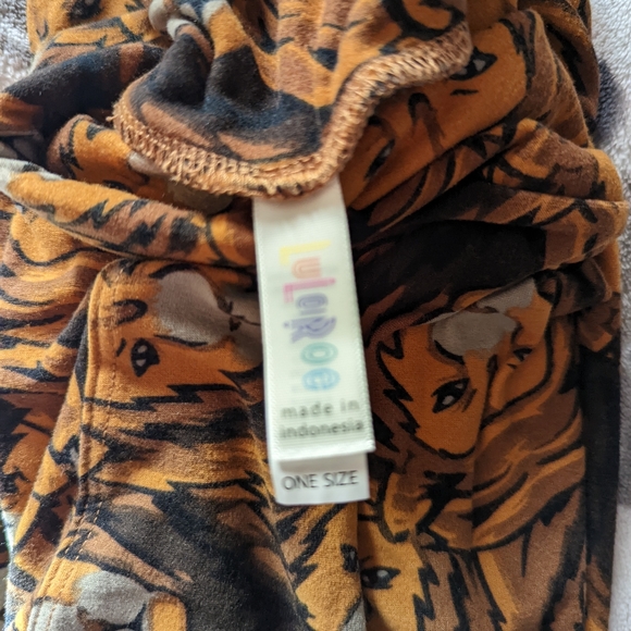 4 LuLaRoe OS leggings Lion, Cities, Monkey, Daisy . - Picture 6 of 9